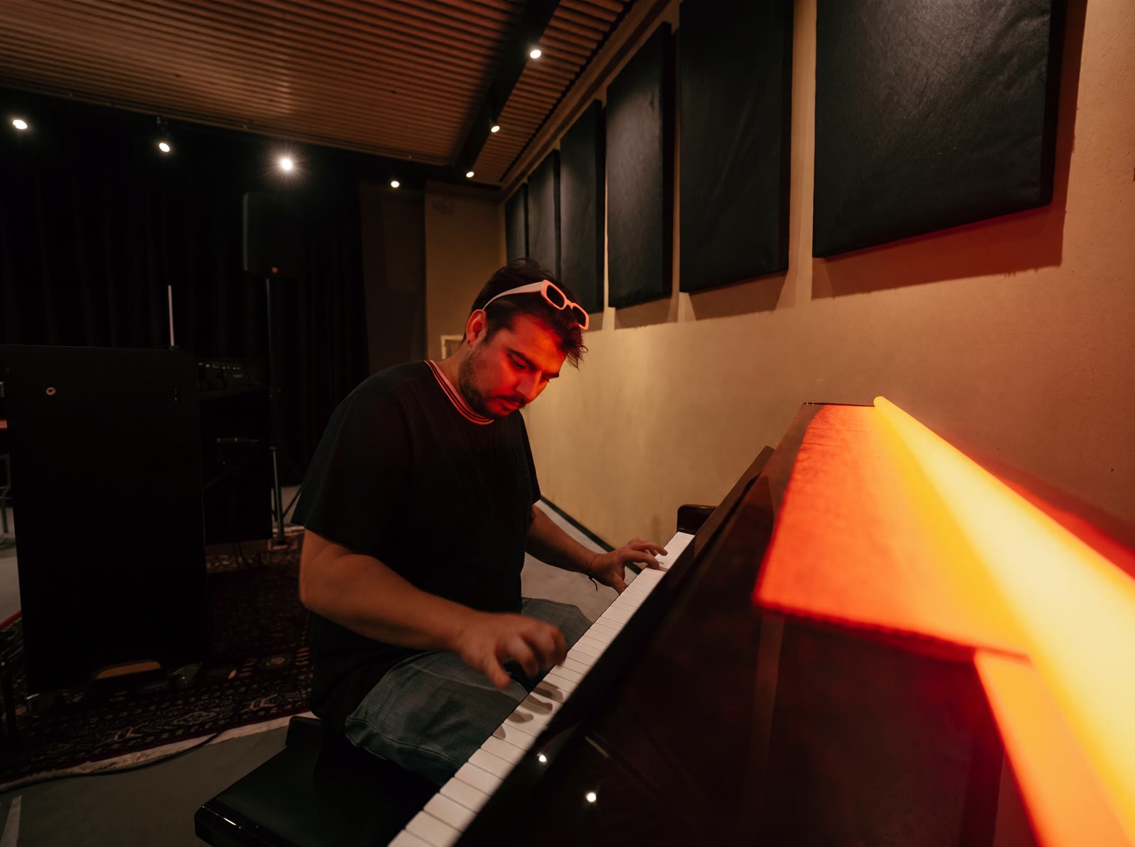 Een solopianist die op een piano speelt in een ruimte van Temple Studios